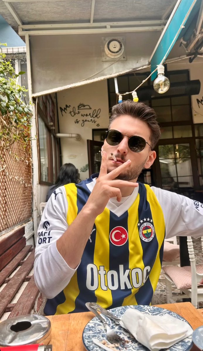 İte, köpeğe karşı 
Her durumda ve her zaman,
HEP DESTEK TAM DESTEK,
YAŞA FENERBAHÇE 💛💙