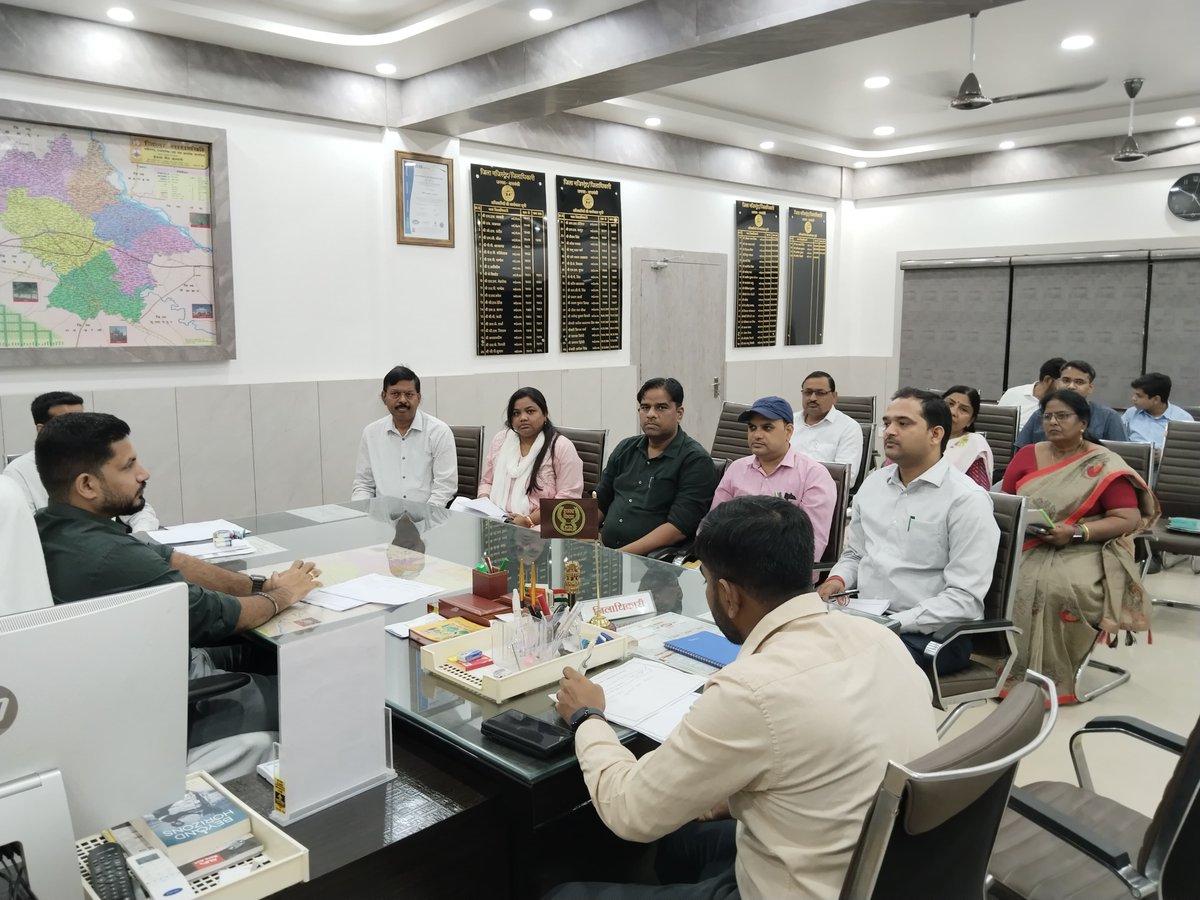 दिनांक05 मई को जनपद में अप्रेन्टिसशिप, PM इंटर्नशिप एवं ITI में पाठ्यक्रमों के पुनर्गठन हेतु बैठक आयोजित की गई।
जिलाधिकारी महोदय द्वारा उद्योगों की मांग के अनुरूप कार्यवाही हेतु संबंधित अधिकारियों को आवश्यक निर्देश प्रदान किए गए।
#SkillDevelopment #Apprenticeship #Internship #ITI