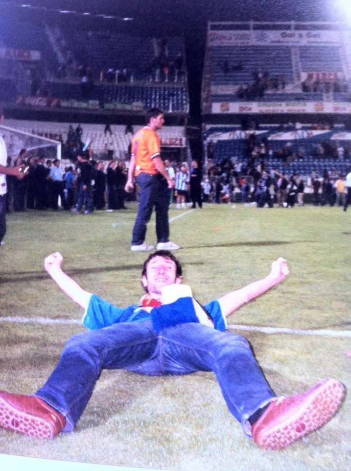 23 anys d’açò ja. He de dir que em vaig sentir feliç, però és hui quan més orgullós estic d’este escut. Guanyar la lliga mola, però tindre l’enemic dins de casa a punt de pegar-te el tir de gràcia i poder mostrar al món que ni ell ni ningú podrà amb el nostre sentiment… AMUNT!