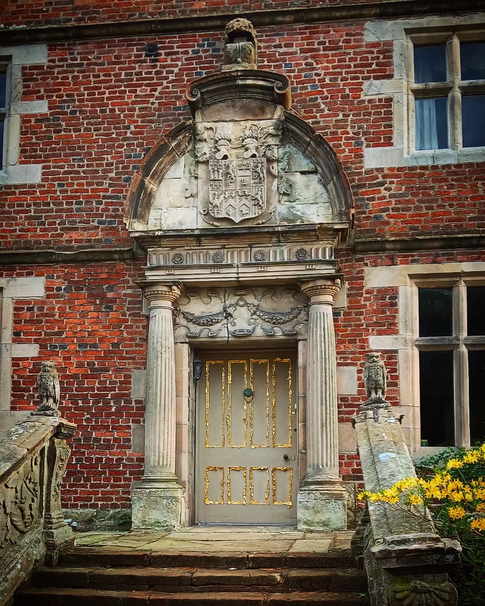 SoultonHall's tweet photo. Today, the #guilding of the moulding on the door within our #restoration door case of 1668 was attended to.
This door case is an architectural meditation on the vision of Ezekiel. ๐
It is associated with Christopher Wren.
It is approached from #chess court. โ๏ธ https://t.co/nx2jBgbH8w