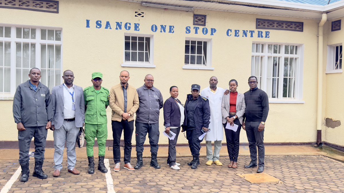Ministry of Gender & Family Promotion | Rwanda (@rwandagender) on Twitter photo Abakozi ba MIGEPROF hamwe n’aba Police, RIB n’akarere basuye Isange One Stop Center y’Ibitaro bya Rutongo <a href="/rulindodistrict/">Rulindo District</a> bareba imikorere yayo.
Iyi Isange One Stop Center yakira abakorewe ihohotera rishingiye ku gitsina ikabaha serivisi zirimo iz’ubuzima,ubutabera,ubujyanama,… Abakozi ba MIGEPROF hamwe n’aba Police, RIB n’akarere basuye Isange One Stop Center y’Ibitaro bya Rutongo <a href="/rulindodistrict/">Rulindo District</a> bareba imikorere yayo.
Iyi Isange One Stop Center yakira abakorewe ihohotera rishingiye ku gitsina ikabaha serivisi zirimo iz’ubuzima,ubutabera,ubujyanama,…