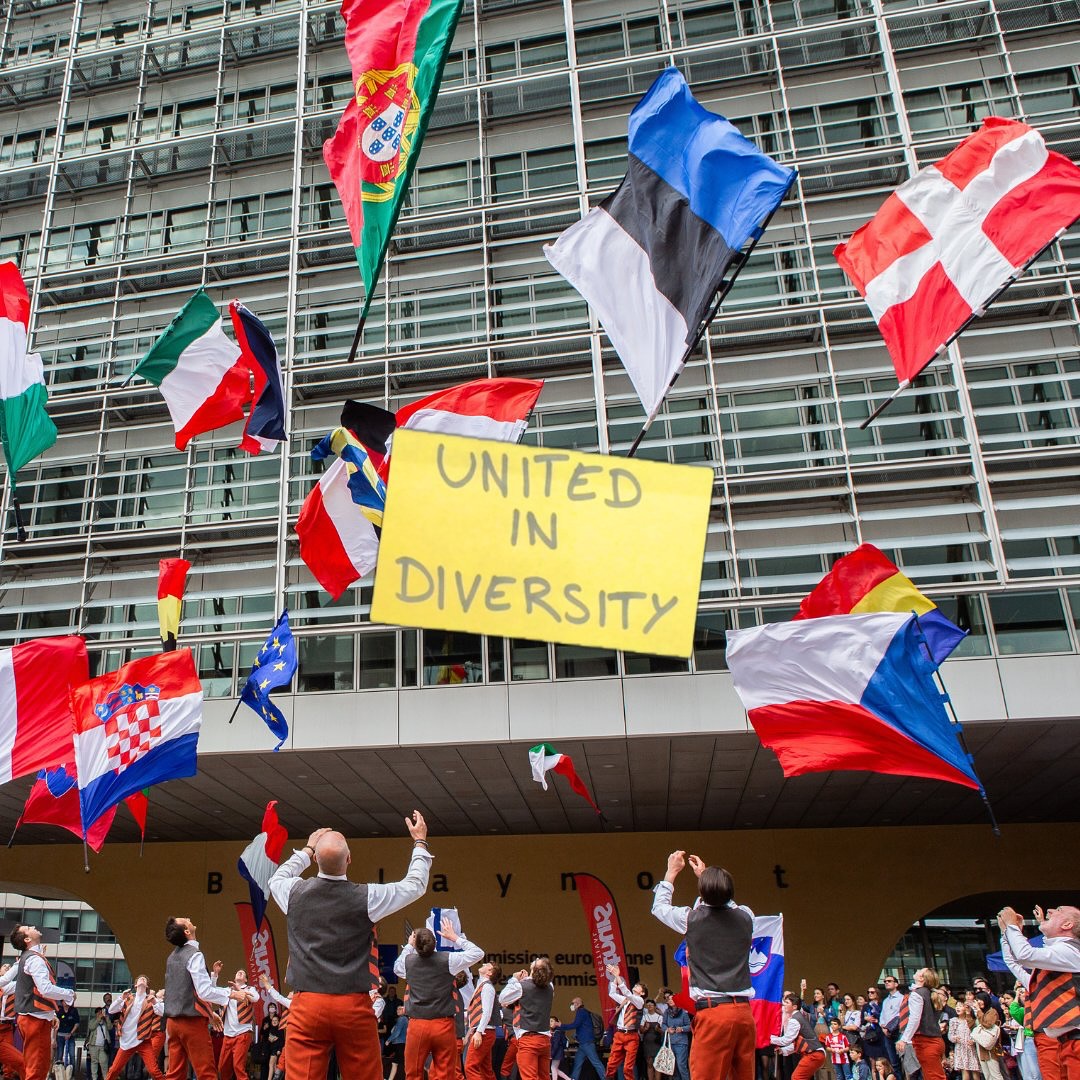 UEenPanama's tweet image. ¡Celebramos los 25 años del lema de la #UniónEuropea “Unida en la diversidad”!
Más que palabras: es el corazón de #Europa 🇪🇺 🇩🇪🇦🇹🇧🇪🇧🇬🇨🇿🇨🇾🇭🇷🇩🇰🇸🇰🇸🇮🇪🇸🇪🇪🇫🇮🇫🇷🇬🇷🇭🇺🇮🇪🇮🇹🇱🇻🇱🇹🇱🇺🇲🇹🇳🇱🇵🇱🇵🇹🇷🇴🇸🇪
Más aniversarios próximamente, ¡estate atento a nuestra redes!
#9M #DíaDeEuropa #EuropeDay