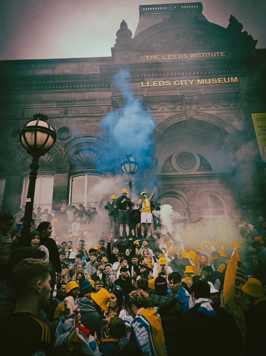 I love this club 🥵
👊💛💙🇩🇪 #lufc #alaw #mot #leedsunited