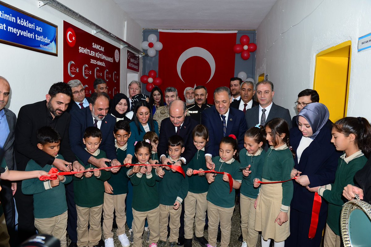 bingol_emniyet's tweet photo. İlimize bir dizi program için teşrif eden İçişleri Bakan Yardımcımız Sayın Mehmet AKTAŞ öncülüğünde, Valimiz Sayın Ahmet Hamdi USTA, İl Emniyet Müdürümüz Sayın Beyti KALAYCI ve il protokolü, Sancak İlkokulu Şehitler Kütüphanesi Açılış Törenine katılım sağladı. https://t.co/tCC1rTksax