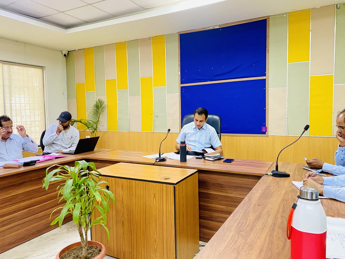 rmc_rewa's tweet photo. निगम आयुक्त डॉ. सौरभ सोनवणे द्वारा दिनांक 05 मई को निगम सभागार में विभागीय टीएल बैठक ली गई। इस दौरान निर्माण, राजस्व, सीएम हेल्पलाइन, स्वच्छता एवं टीएल प्रकरणों की समीक्षा कर संबंधित अधिकारियों को आवश्यक दिशा निर्देश दिए।
#JansamparkMP
#cmmadhyprdesh
#rewa
#UADD
@Saurabh_IAS17 https://t.co/6g5KmHjoB9