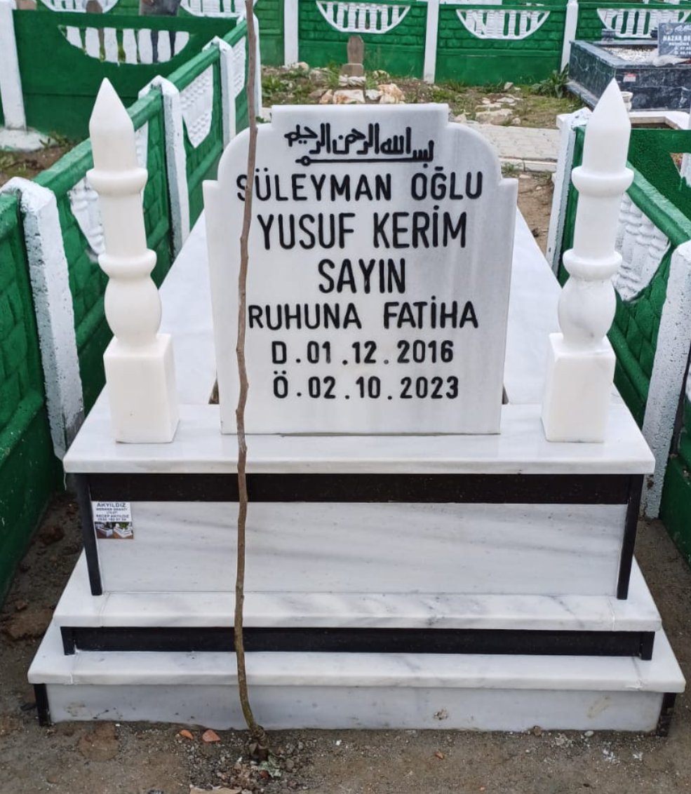 Gülten Sayın, KHK ile kapatılan bir yurtta çalıştığı ve Bank Asyada 1034 TL parası olduğu için Ferizli Cezaevinde tutuklu. Sayın, kemik kanseri oğlunun tedavisi için kısa süreliğine cezaevinden çıkmış ve ölümünden bir hafta sonra tekrar cezaevine gönderilmişti.

Kanunsuz hiçbir