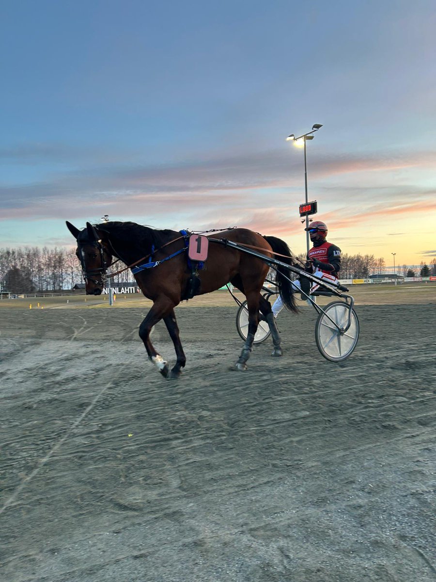 Ilta sai arvoisensa päätöksen kun nelivuotias DECKARD voitti tyylikkäästi Santtu Raitalan ohjastamana

Santulle voitto oli illan viides, valmentaja Antti Ojanperälle illan neljäs. Onnittelut! 

Tapaamme Joensuun raveissa sunnuntaina 8.6. #ravit