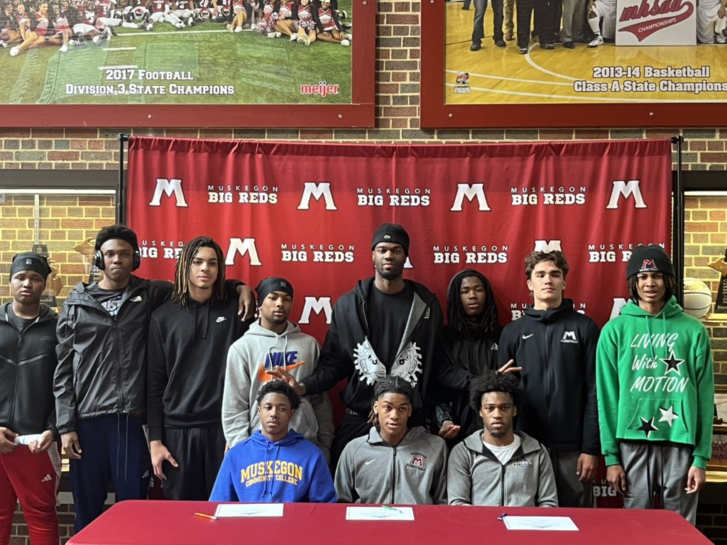 HoopsBigReds's tweet image. Congratulations to Darryl, Dave and Ken’Yae for signing with the MCC Jayhawk Basketball program today!!! We’re proud of your accomplishments here at Muskegon and can’t wait to watch you next year.
