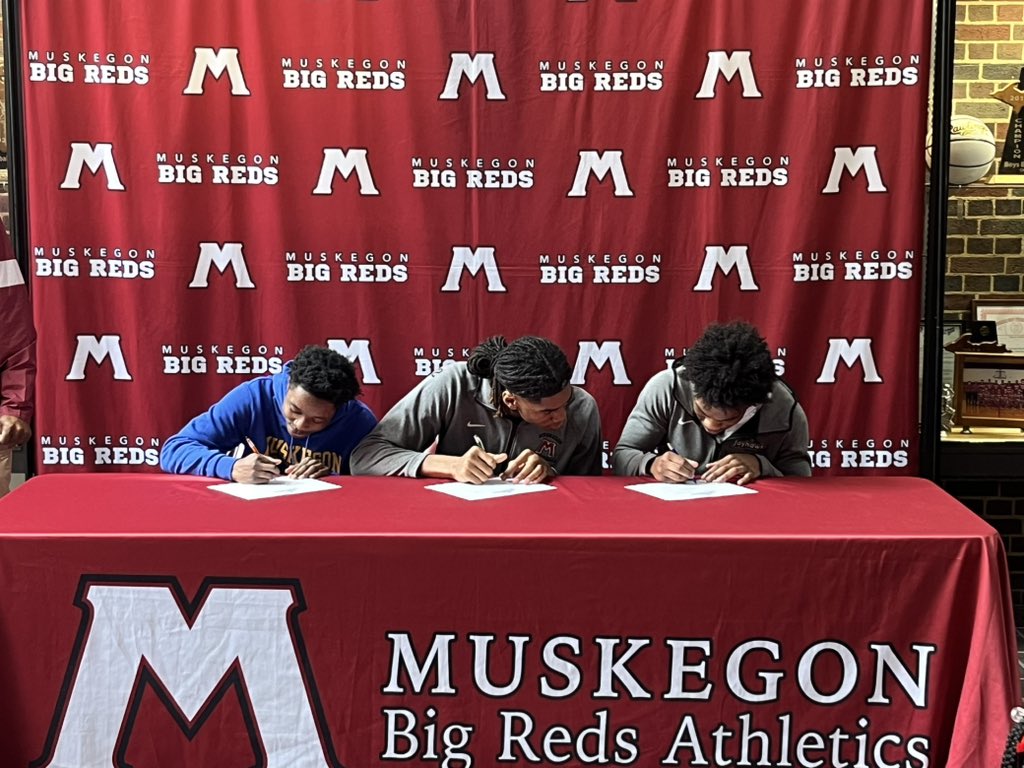 HoopsBigReds's tweet image. Congratulations to Darryl, Dave and Ken’Yae for signing with the MCC Jayhawk Basketball program today!!! We’re proud of your accomplishments here at Muskegon and can’t wait to watch you next year.