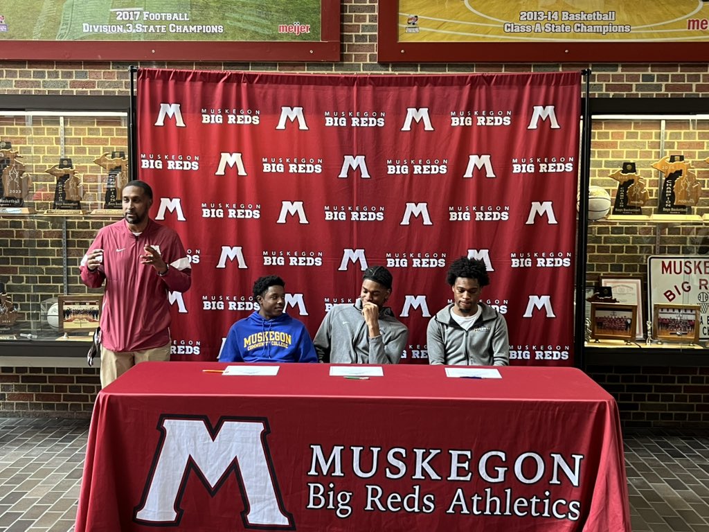 HoopsBigReds's tweet image. Congratulations to Darryl, Dave and Ken’Yae for signing with the MCC Jayhawk Basketball program today!!! We’re proud of your accomplishments here at Muskegon and can’t wait to watch you next year.