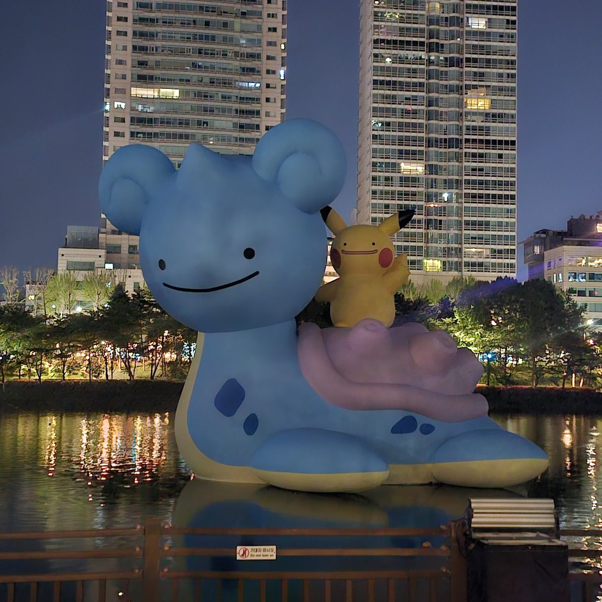 새벽에 친구가 갑자기 드라이브 가자해서 도착한 롯데타워ㅋㅋㅋㅋㅋㅋ 혼자 오려했었는데ㅋㅋㅋㅋㅋㅋ