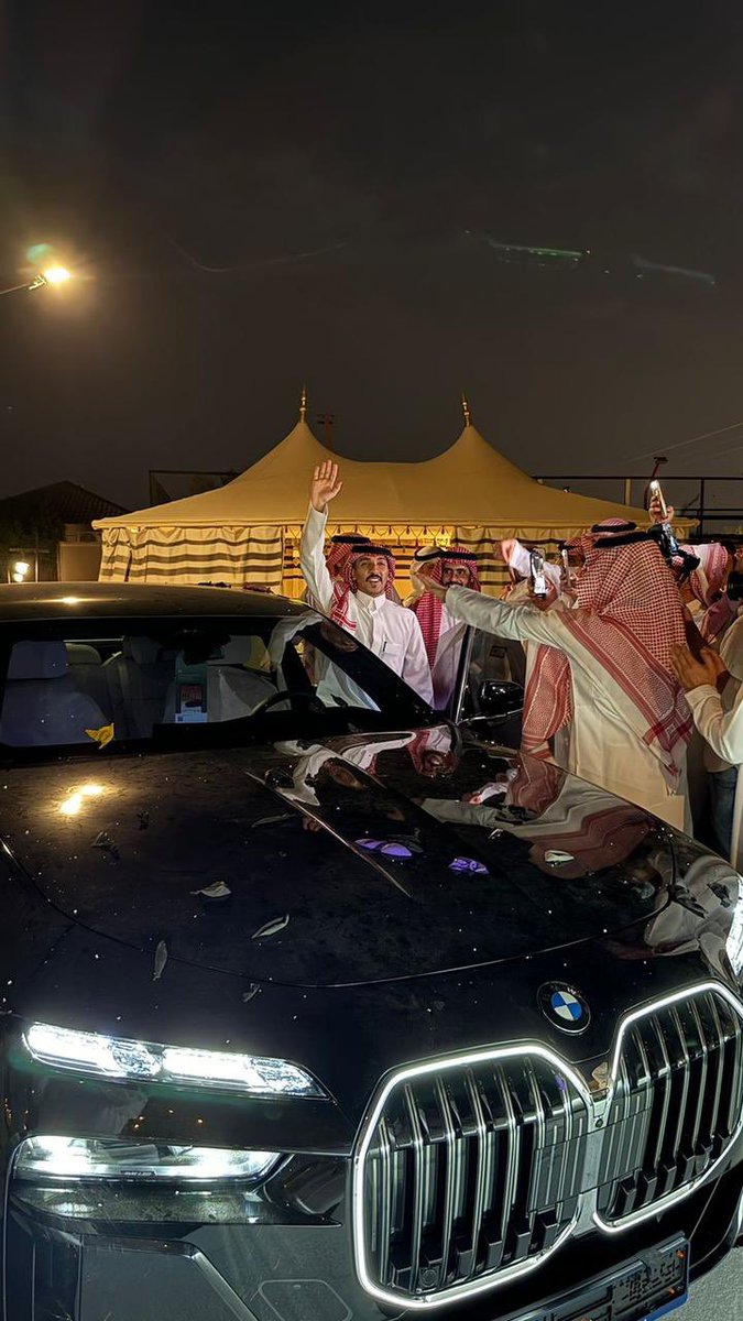 توثيق سناب بسّام مناسبة استثنائية، تستحق هدية مميزة سيارة فارهة من الأمير سلمان بن سعود تستاهل يا بسام
#توثيق_بسام_السيف #توثيق