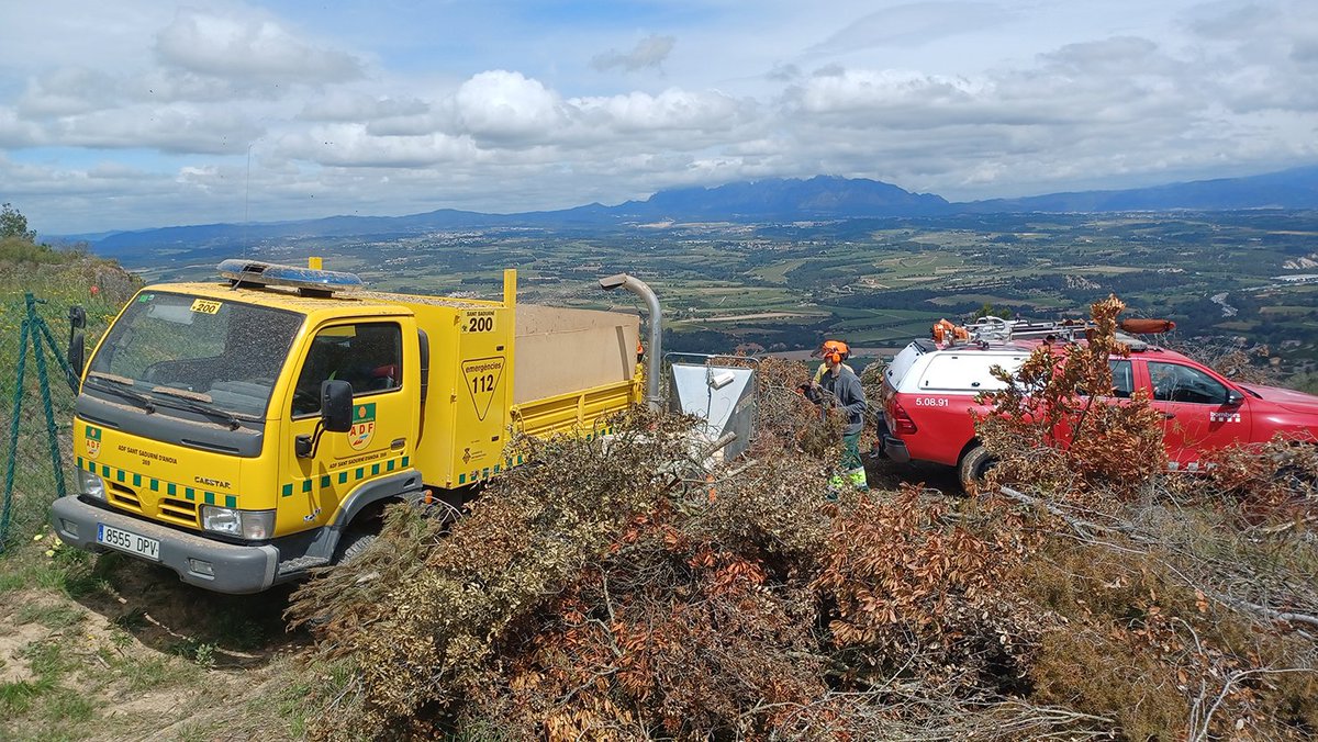 Avui hem estat treballant conjuntament amb Bombers per netejar de vegetació els voltants de la Bassa de Can Ros a Subirats perquè sigui apte per als mitjans aeris. Treball conjunt per una causa comú. <a href="/bomberscat/">Bombers</a> <a href="/adfcat/">ADF</a>