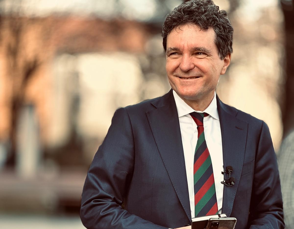 Daractenus's tweet image. Meet our Nicusor Dan, the man who&apos;ll run against the pro-Russian hooligan Simion. Genius IQ, twice winner of the math olympiad, both times with perfect scores, PhD in Math at France&apos;s Sorbonne and all round a soft spoken, decent man!