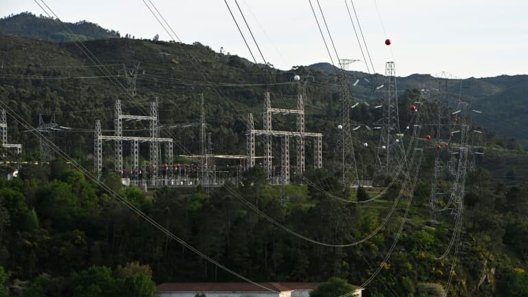 Panne électrique ibérique: "pas d'élément" à ce stade mettant en cause les énergies renouvelables
l.bfmtv.com/rbsb