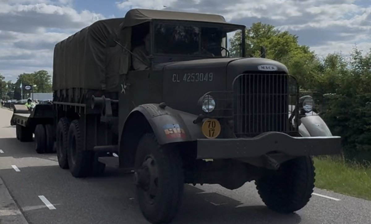 njmidm's tweet photo. Foto’s van de liberty tour Twente 2025, door keep them rolling. 
 
#Bevrijdingsdag #twente #keepthemrolling 
#Overijssel #optocht #Rijssen #NIJVERDAL #Hengelo #Zuna #Wierden #Enter #libertytour #libertytourtwente #5mei #Borne #Sherman #Jeep #WOII #parade #legervoertuigen https://t.co/oMq1fLUq3X