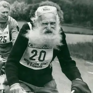 A Gustav Håkansson no el van deixar participar a una cursa de bicicletes sueca de 1.760 Kms perquè tenia 66 anys i el límit era de 40. Va sortir un minut després dels corredors oficials, i al cap de 6 dies va entrar primer. Va córrer curses fins els 100 anys i va morir als 101.
