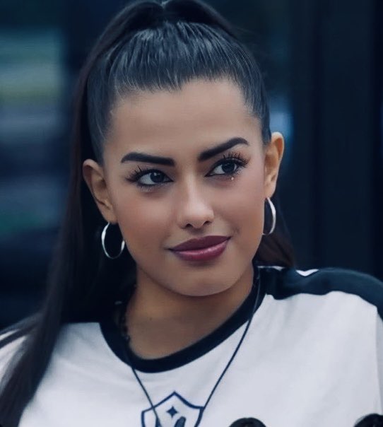 aguantetatoo's tweet image. QUIEN QUERES QUE SIGA EN LA CASA? 

🤍 LUZ 

🔁 CHIARA 

#GranHermano