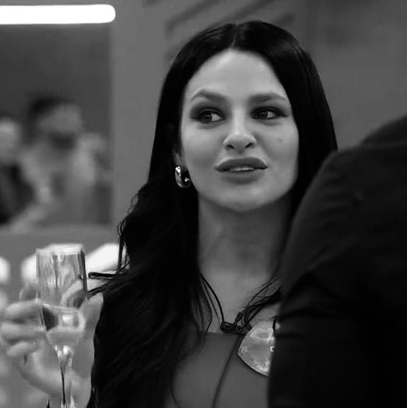 aguantetatoo's tweet image. QUIEN QUERES QUE SIGA EN LA CASA? 

🤍 LUZ 

🔁 CHIARA 

#GranHermano