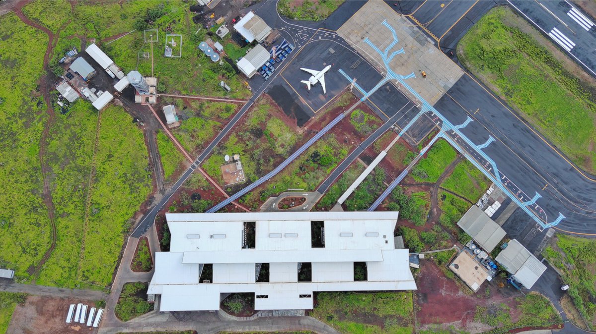 ✈️ Vista aérea del 1er. aeropuerto ecológico del mundo, operando en la isla #Baltra, en el corazón de #Galápagos 🐢🦈

Aquí, donde el asfalto se encuentra con la biodiversidad, cada despegue y aterrizaje respeta el equilibrio de un entorno único en el mundo

#EcogalSostenible 🙌🏽