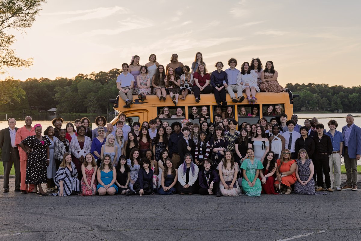 LSMSA's tweet image. The Class of '25 had a great Senior Banquet at Mariner's Lakefront Restaurant on Sunday, May 4. Thanks to everyone whose hard work made it possible! #LSMSA #Classof2025 🚌
