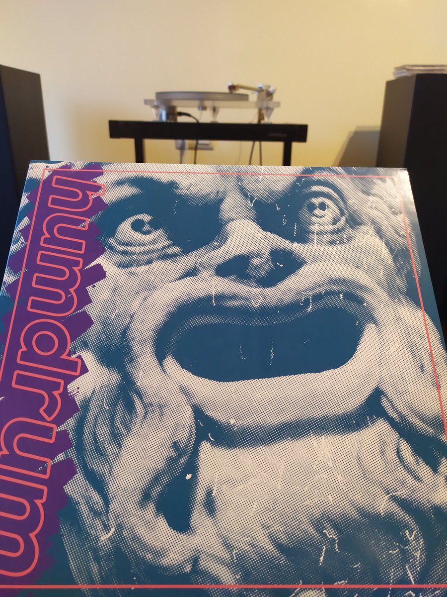 Pues sin escuchar el de Humdrum estaba, confirma que Slumberland es de esos pocos sellos de los que comprar actualmente sus nuevas apuestas casi a ciegas. Excelentes canciones y melodías con una base rítmica preeminente, tanto de hecho que la he suavizado un poco mientras escucho