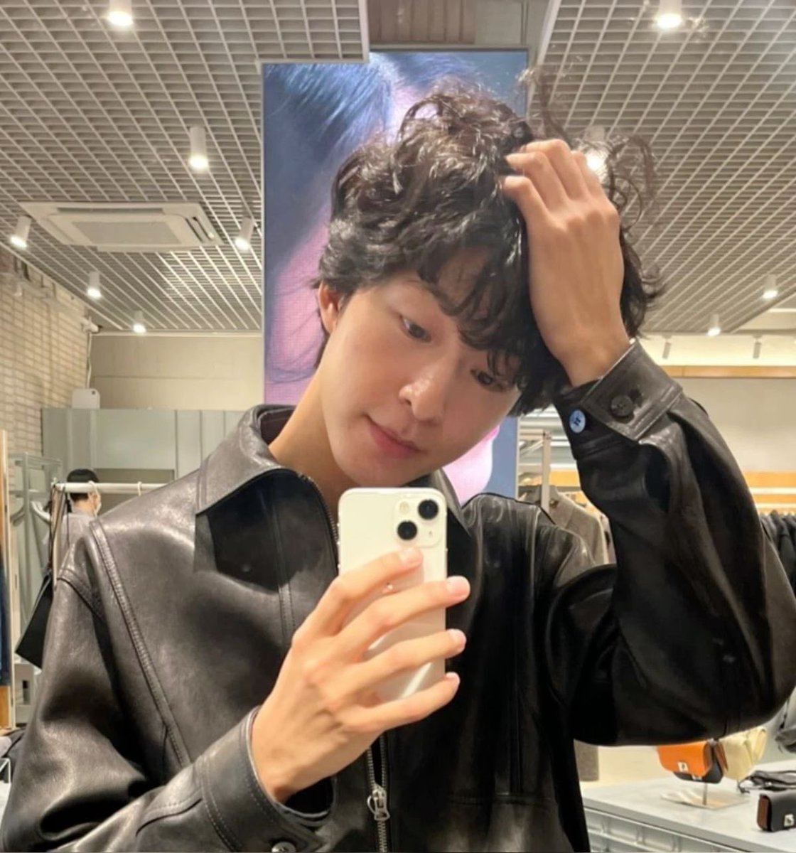 yensieun's tweet photo. hong kyung i BEG you to never stop making mirror selfies https://t.co/rOIYh0kc3S