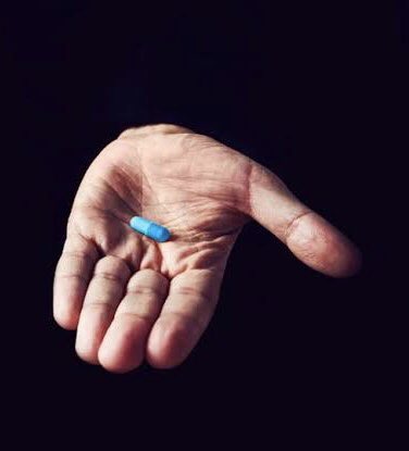 Astrotwig's tweet photo. POV: You are a producer &amp; MUST choose between:

RED PILL:                                         BLUE PILL:
Free unlimited access               Joint album 
to sample packs                          with your fave 
for 5 yrs                                           artist https://t.co/zOlGVXeomM