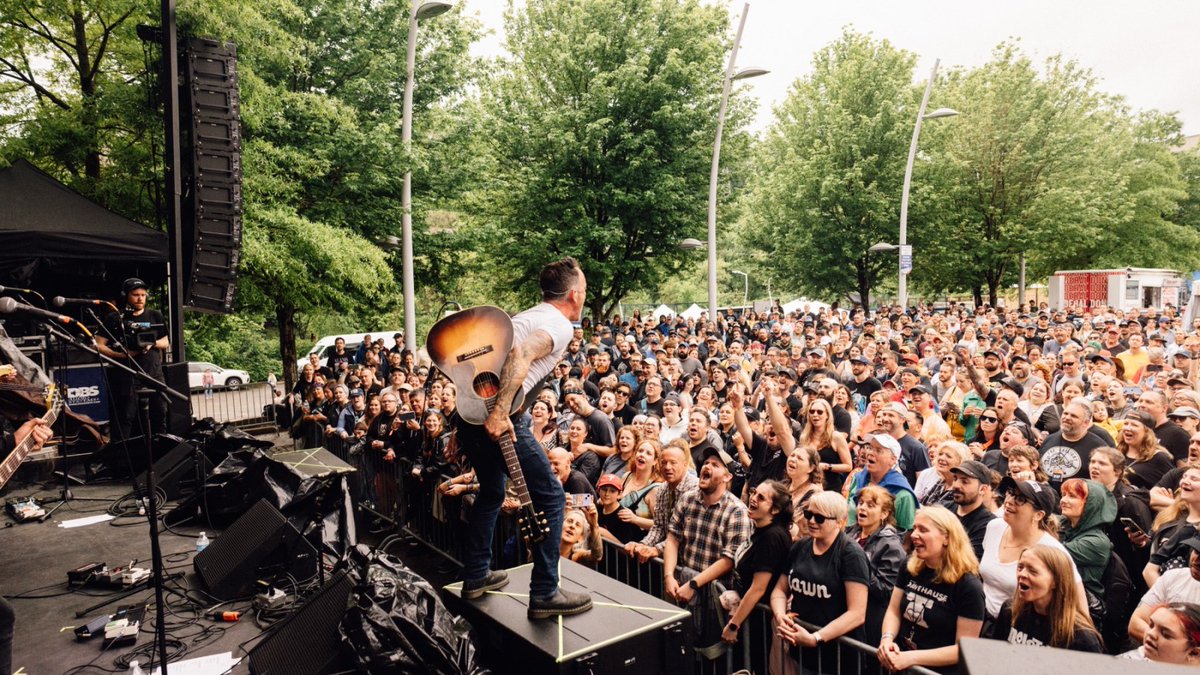 In its third year, Philly's Sing Us Home Festival cements its rep as a must-attend fest for fans of punk troubadours.

Review: rollingstone.com/music/music-fe…