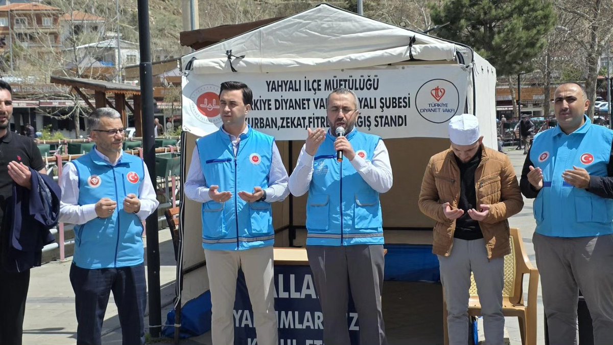 TDV Yahyalı Şubesi tarafından kurulan vekaletle kurban standını Kaymakamımız Sn. Mehmet KAYA ziyarette bulundu. Stand açılışında kuran-ı Kerim tilaveti okundu. Akabinde İlçe Müftümüz Çelebi GÜN dua etti. 

YURT İÇİ KURBAN MİKTARI: 13.500 TL 

YURT DIŞI KURBAN MİKTARI: 5.450 TL