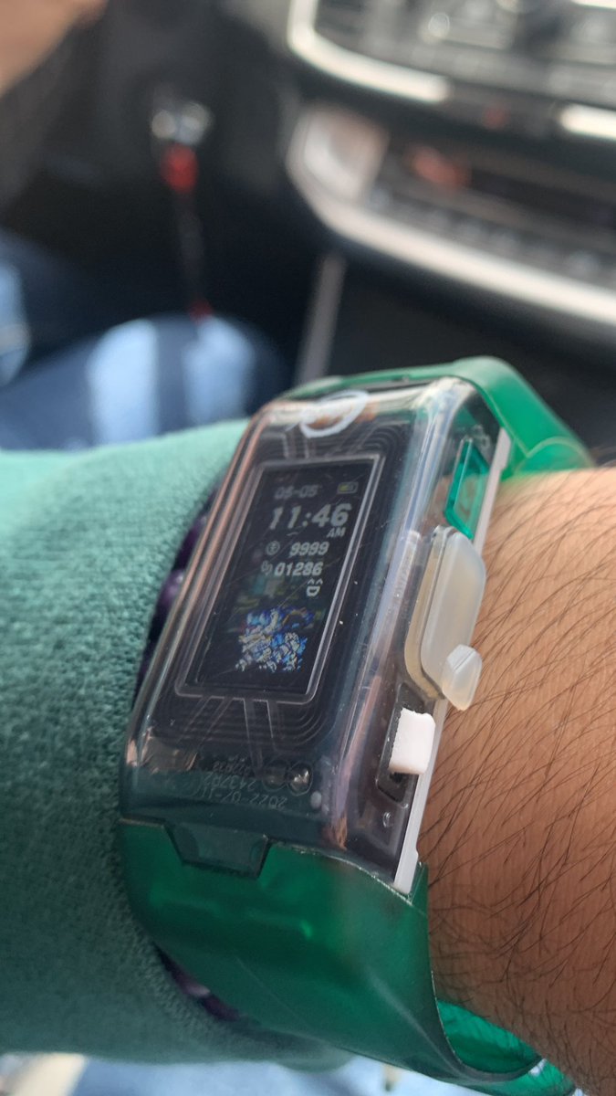 jose_140801's tweet image. Demostrando el 3er mundo. Se rompió el botón y ahora uso un borrador como reemplazo 😅
#VITALBRACELET #Digimon #vbbe