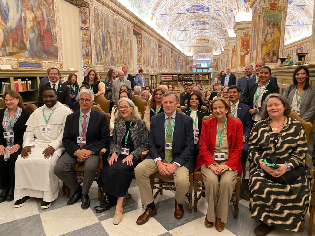 ↪ JUBILEO DE LOS EMPRESARIOS 2025

Esta mañana en la Librería Vaticana 📸

#Jubileo2025 $EmpresaFeValores