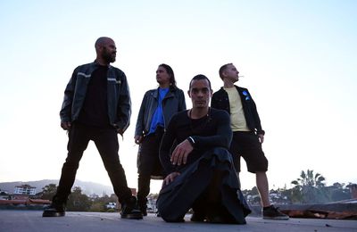 Nueve Noventa te invita a olvidar el drama de espacio y tiempo con “Ojos” valenciainforma.over-blog.com/2025/05/nueve-… X: <a href="/ValenciaHoy/">Valencia Hoy ... Blo</a> IG: @blogvalenciahoy