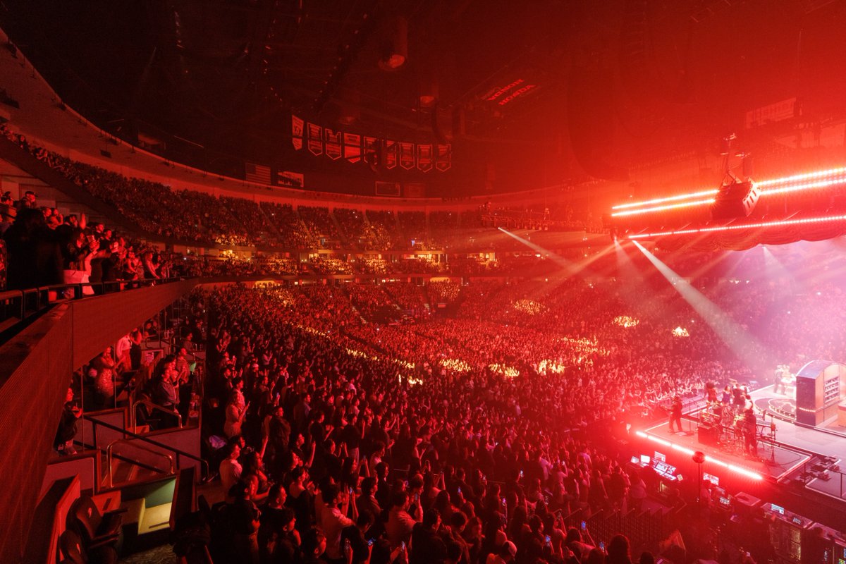 Cosa Nuestra vibes only 🖤 
Still buzzing from Thursday night with <a href="/rauwalejandro/">RAÚL</a> LIVE at Honda Center.