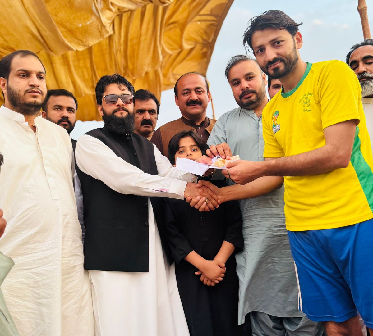 WaderaShezad's tweet photo. پہلا آل کوہٹہ ٹاپ 32 نواب جام کمال خان علیانی صاحب فٹبال ٹورنامنٹ اوپن گراونڈ کلی اسماعیل کوہٹہ جس کا  فائنل میچ اسماعیل محمڈن فٹبال کلب بمقابلہ عبداللہ جان  فٹبال کلب کے درمیان کھیلا گیا عبداللہ جان فٹبال کلب نے یہ فائنل اپنے نام کرلیا @jam_kamal @MeerLangau @PakSarfrazbugti https://t.co/sXkTFYVPlA