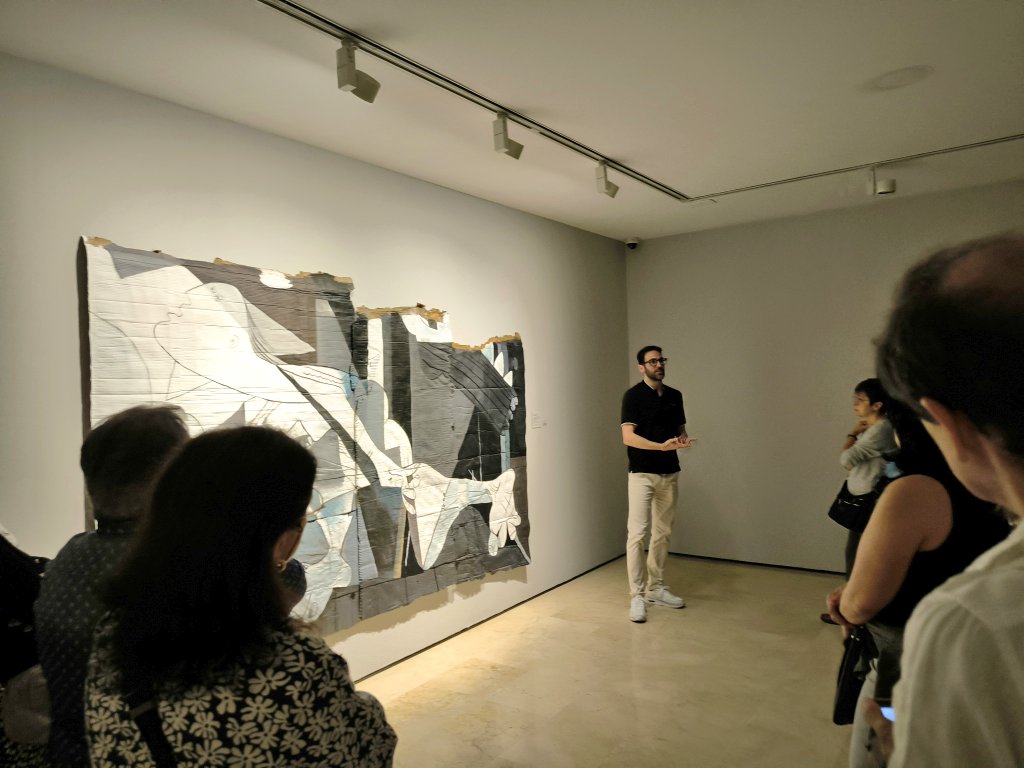 Magnífica visita guiada la que disfrutamos ayer 4 de mayo a la exposición "Guernica despedazado" en <a href="/CnatalPicasso/">Museo Casa Natal Picasso</a>.

De la mano de su comisario <a href="/cfbarrera/">Carlos Ferrer Barrera</a> nos hemos adentrado en el universo de Guernica y en el arte de Julio Anaya Cabanding.

Una visita extraordinaria 😍