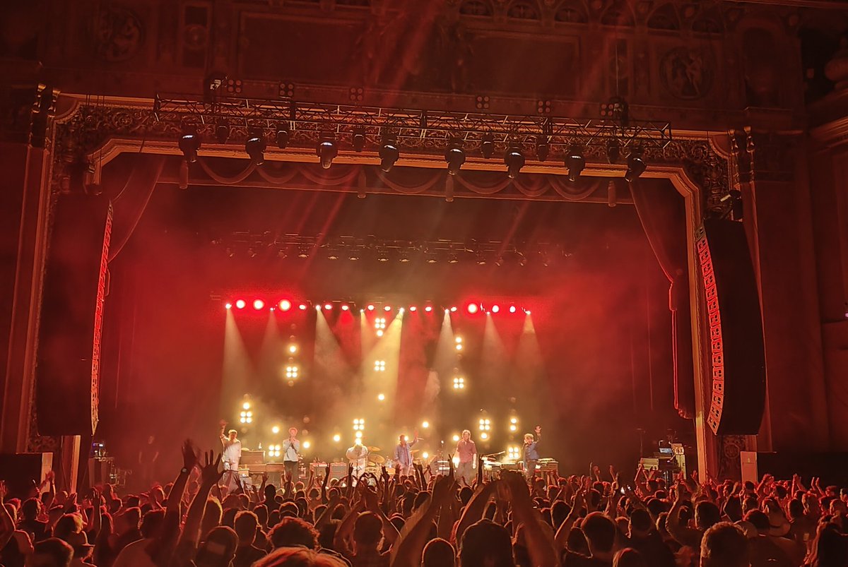cloudypeeps's tweet image. Seeing my Chicago peeps @wilco with @k_crutchfield at the @SaengerNOLA was full of Whole Love. #wilco #saengertheatre #nola 💜💚🧡