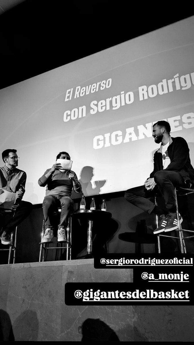 Esto es un lujazo.

El Reverso, en directo, llenando un cine.

<a href="/GVazquezNY/">Gonzalo Vázquez</a> y <a href="/A_Monje/">Andrés Monje</a> con <a href="/SergioRodriguez/">Sergio Rodriguez</a> 

Gracias a <a href="/BancoMediolanum/">Banco Mediolanum</a> por apoyar este tipo de eventos y productos.