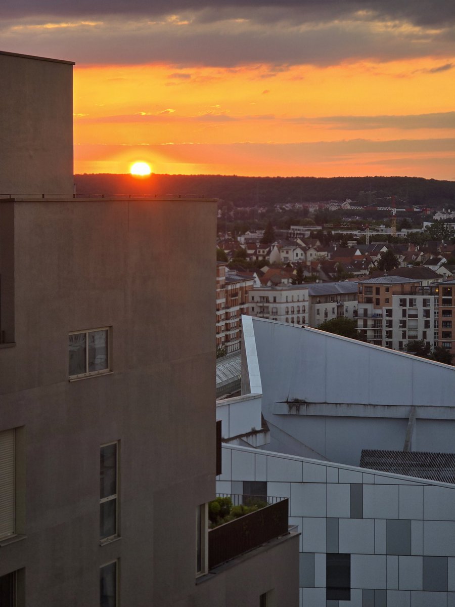 Chau lunes
Massy, Francia 
21 hs 08  11°