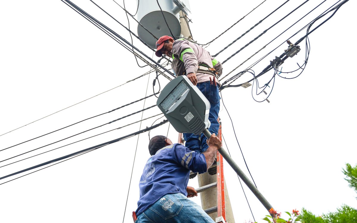 AlcaldiaSSE's tweet photo. El equipo de Alumbrado Público ha llevado a cabo labores de colocación y mantenimiento de luminarias en la Residencial Bosques de la Paz.💡

Esta intervención forma parte del compromiso institucional por mejorar la iluminación y brindar entornos más seguros.

📍Distrito Ilopango. https://t.co/o2UwCGCkqx