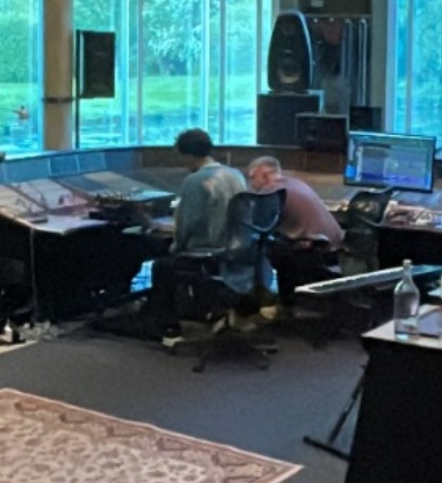 dailyraleighr's tweet image. 👀👀👀

from Sam Skirrow’s (frequent collaborator with Raleigh Ritchie) insta story!

Do we think it’s Jacob? 🧐