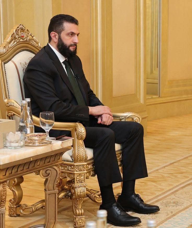 يناديني صوت من تحت أنقاض السنوات
فألملم ثياب ظلي ..
وأجلب من زقاقنا المنسي حزمة ياسمين 
وكومة ضحكات ما زالت مبعثرة في الأجواء 
وبعض رفاق ضاعوا في درب الطفولة ..

#كلنا_احمد_الشرع 
#أنا_مع_الدولة_السورية