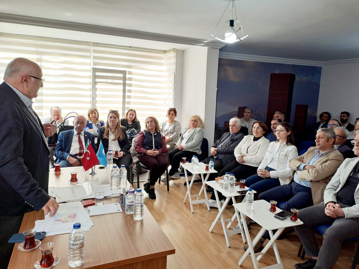 tlybkdgd's tweet image. #AVAZ Buluşmaların da , İYİ Parti Uluslararası İlişkiler Başkanımız  Sn. @Ahmet_Erozan  Küresel Emperyalizmin Kıskacındaki Türkiye ve Türk Dış Politikası programı düzenledik..

Başkanımız&apos;a ve Katılım sağlayan herkese çok teşekkür ederiz.🙏 
@AvazStrateji
@sdeniz13