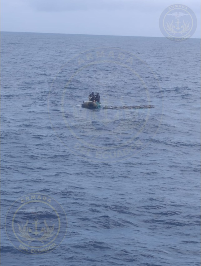 #Galápagos| El Bloque de Seguridad conformado por <a href="/FFAAECUADOR/">Fuerzas Armadas del Ecuador</a> y la <a href="/PoliciaEcuador/">Policía Ecuador</a>, durante un patrullaje de control y vigilancia marítima, se interceptó y aprehendió a tres ciudadanos transportando 31 bultos con presunta sustancia catalogada sujeta a fiscalización (SCSF) y 28