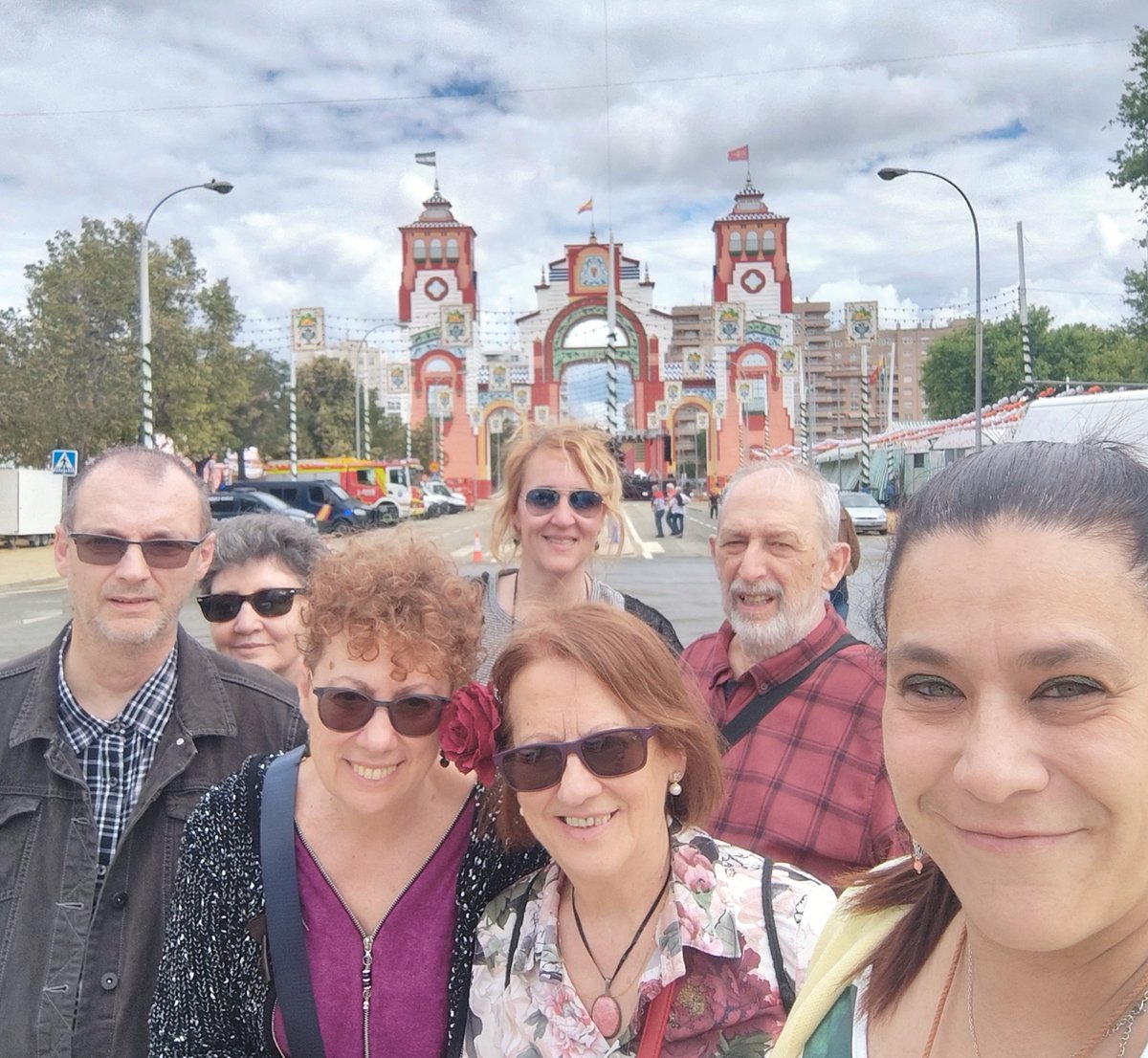 Comienza la #FeriadeAbril! El grupo de terapia de Ápice disfruta con sus familias de la tradicional comida para entidades que organiza cada año <a href="/Cajasol/">Fundación Cajasol</a> en su caseta y que tan buenos ratitos nos regala siempre. Gracias a los que hacéis posible este evento tan especial!