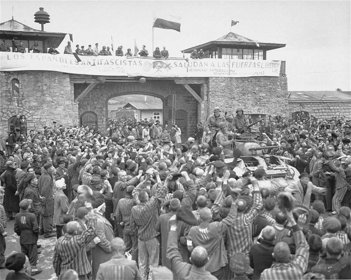 #OnThisDay in 1945, Mauthausen concentration camp was liberated by the United States Army.

📷: Mauthausen camp survivors cheer American soldiers soon after their liberation. May 1945.
Image Credit: <a href="/HolocaustMuseum/">US Holocaust Museum</a>, courtesy of National Archives and Records Administration
