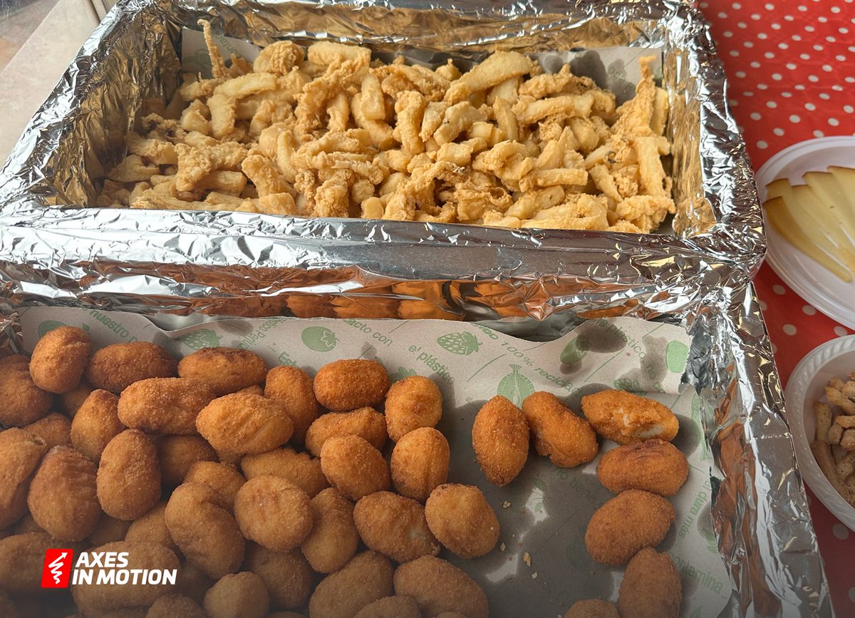 La #FeriadeSevilla starts today... but we kicked things off last week! 💃🎉

We turned the office into our #AxesFeria — full of sevillanas, traditional decor, and (of course) amazing food!

Celebrating our Sevillian roots and culture with the team 😊