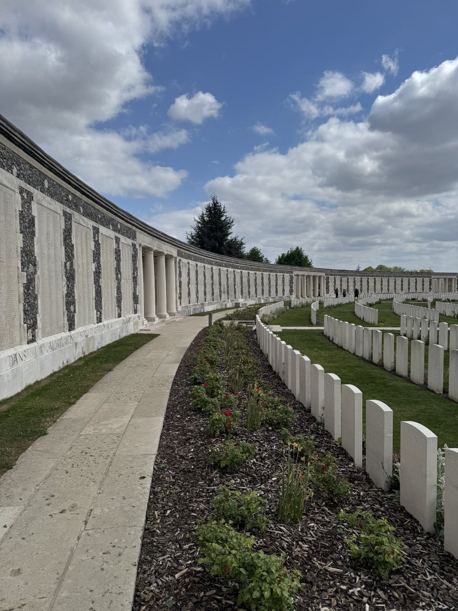 Globeskater's tweet image. Vandaag nog een wandeling naar Tyne Cot Cemetary gemaakt. Hier liggen 11.957 militairen begraven waarvan 8.396 ongeïdentificeerd. Super indrukwekkend. Daarna weer naar huis gereden en nu moe thuis na een indrukwekkend weekend in #FlandersFields