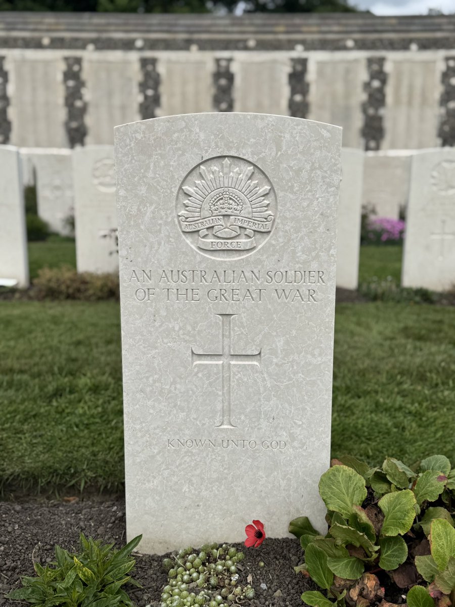 Globeskater's tweet image. Vandaag nog een wandeling naar Tyne Cot Cemetary gemaakt. Hier liggen 11.957 militairen begraven waarvan 8.396 ongeïdentificeerd. Super indrukwekkend. Daarna weer naar huis gereden en nu moe thuis na een indrukwekkend weekend in #FlandersFields