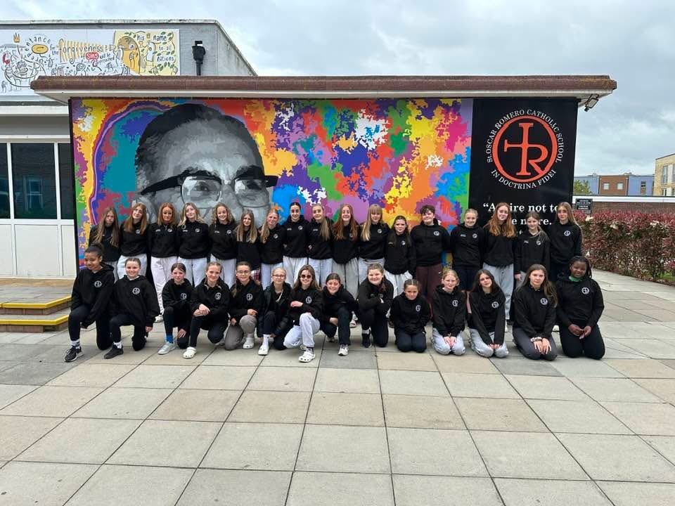 And we’re off! Leeds, are you ready for us? 2 teams of girls off to represent our school and the whole of London and the South East at the National Rugby League finals 🏉 #TeamRomero #rugbyleague #girlsrugby